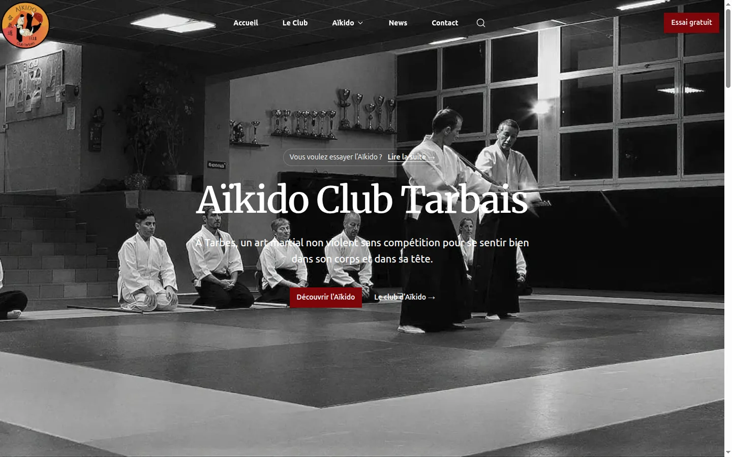 Page d'accueil du nouveau site de l'Aïkido Club Tarbais, photo du dojo en noir et blanc